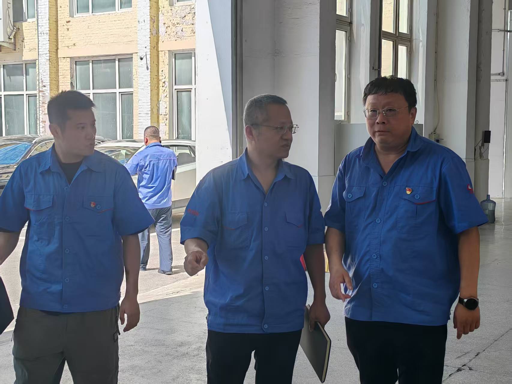 哈玻院黨委書(shū)記王士巍一行赴哈爾濱復(fù)合材料設(shè)備開(kāi)發(fā)有限公司調(diào)研指導(dǎo)并講授專(zhuān)題黨課